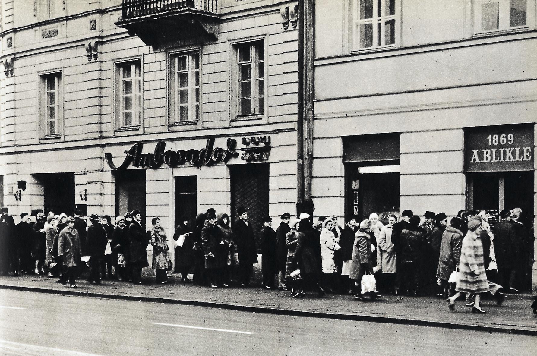 Historyczna kolejka pod cukiernią A. Blikle